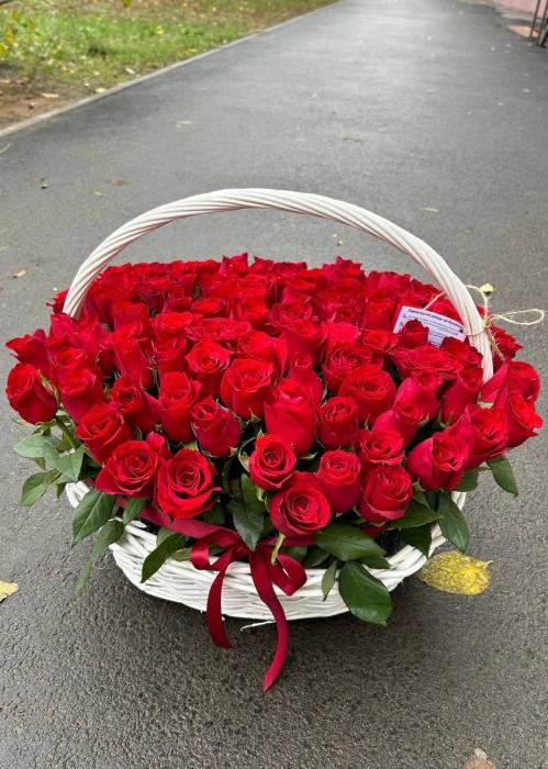 Корзина 101 розы «Целуй меня»